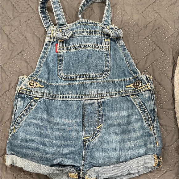 Levi's Classic Blue Kids Overalls with hello kitty onesie - Picture 1 of 6